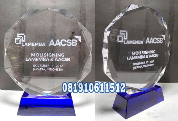 plakat kristal AACSB